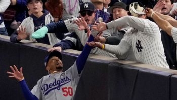 Fanático expulsado del Yankee Stadium por quitar bola del guante de Mookie Betts (Video)