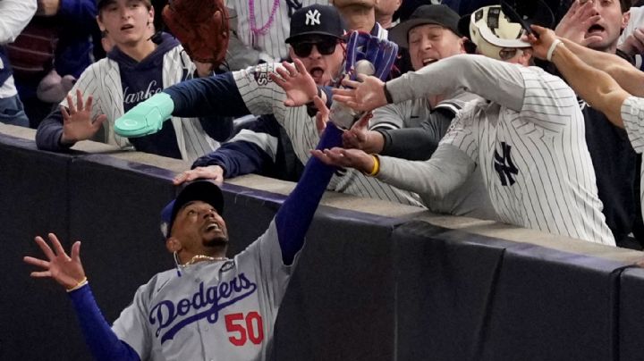 Fanático expulsado del Yankee Stadium por quitar bola del guante de Mookie Betts (Video)