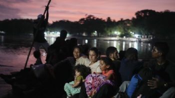 El flujo de migrantes por la frontera sur de México ya está controlado, pero por los cárteles