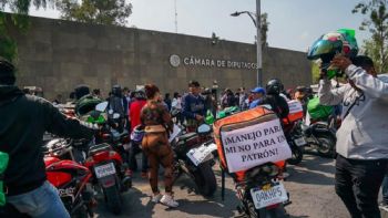 “No te metas con mis ganancias”: repartidores de comida por aplicación protestan frente a la Cámara