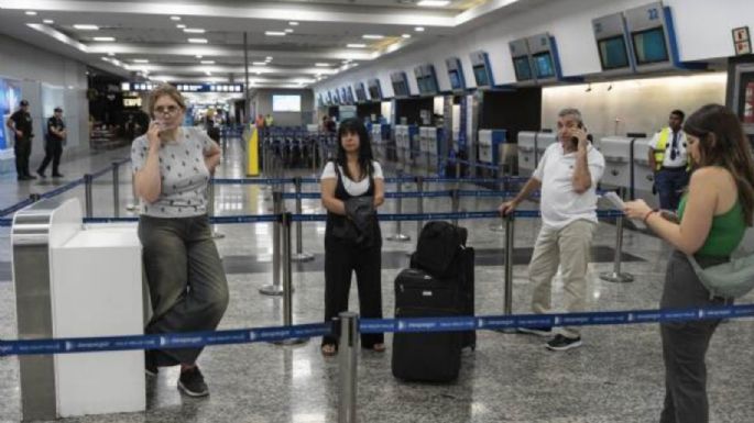 Transporte argentino se rebela en contra de ajuste de Milei; paran trenes, camiones, metro y aviones