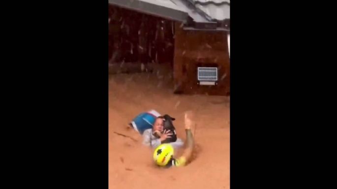 Nunca soltó a su mascota: Mujer es rescatada junto a su perro de la inundación en Valencia (Video)