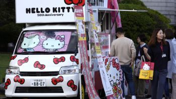 A los 50, Hello Kitty es tan "kawaii" y lucrativa como siempre