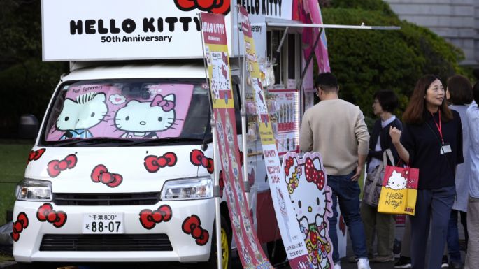 A los 50, Hello Kitty es tan "kawaii" y lucrativa como siempre