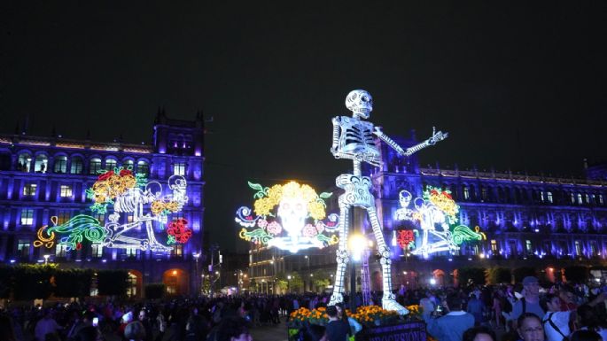 El Zócalo da la bienvenida a los muertos: encienden alumbrado conmemorativo