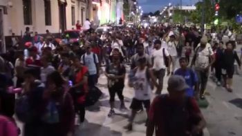 Primera caravana migrante en gobierno de Sheinbaum sale desde la frontera con Guatemala