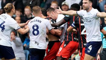 Suspenden ocho partidos a futbolista que mordió a su rival en Inglaterra (Video)