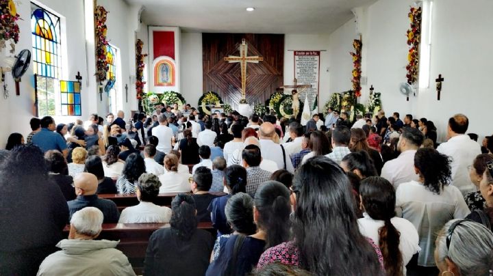 Cuerpo del alcalde asesinado de Chilpancingo es velado dentro de una iglesia