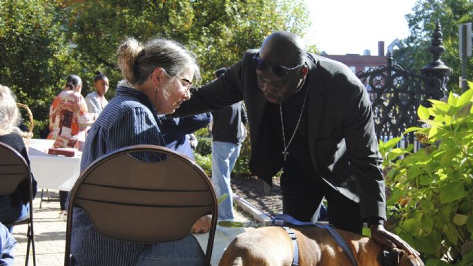 Traigan a sus mascotas a la iglesia, dice sacerdote haitiano, "no me las voy a comer"