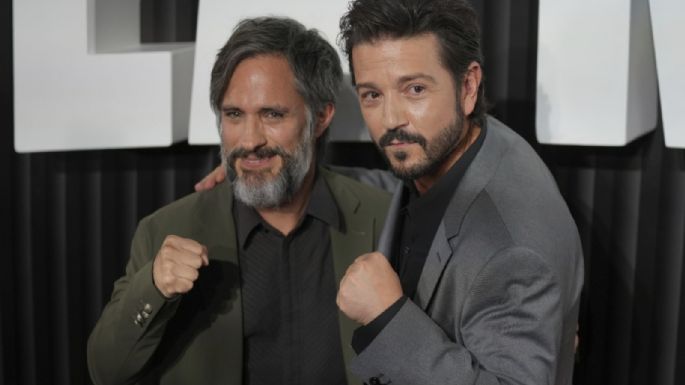 Gael García Bernal y Diego Luna alzan los puños de "La Máquina" en México