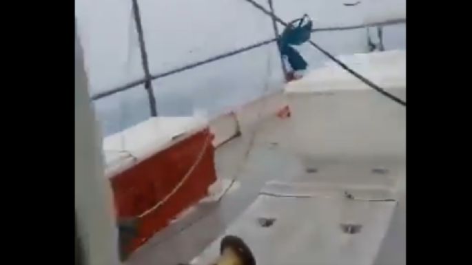 Pescadores quedan atrapados en el mar durante paso de Milton (Video)