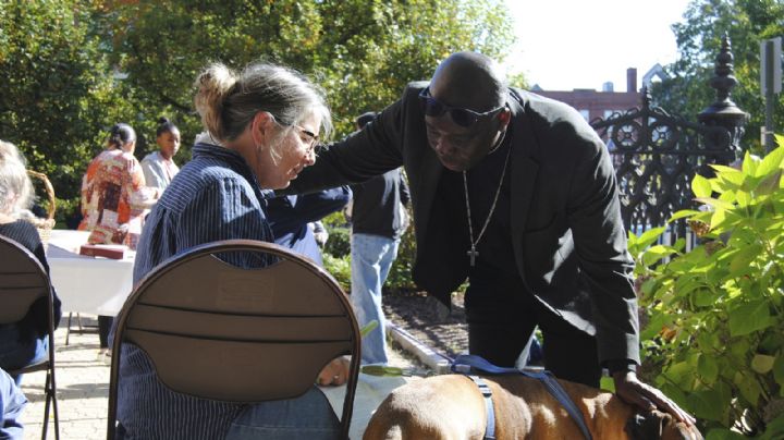 Traigan a sus mascotas a la iglesia, dice sacerdote haitiano, "no me las voy a comer"