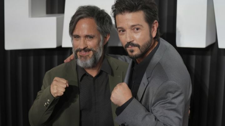 Gael García Bernal y Diego Luna alzan los puños de "La Máquina" en México