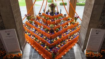 Ofrenda por el Día de Muertos en Palacio Nacional está dedicada a las heroínas de la patria (Video)