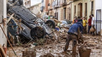 Cientos de españoles se vuelcan hacia Valencia para ayudar a afectados de DANA