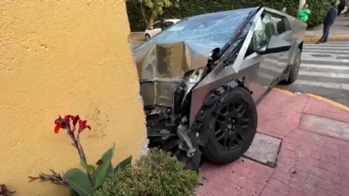 Estrelló una Cybertruck de Tesla contra una casa en la CDMX; el conductor era “El Jhay Pa”