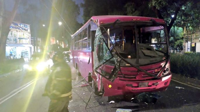 Choca autobús en Miguel Ángel de Quevedo en Coyoacán; reportan siete lesionados