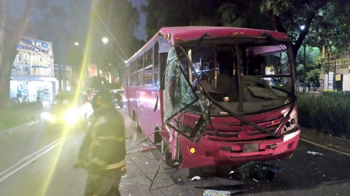 Choca autobús en Miguel Ángel de Quevedo en Coyoacán; reportan siete lesionados