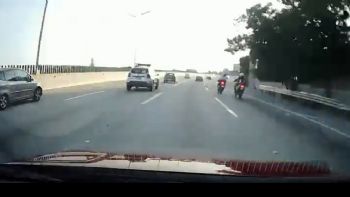 Motociclista se impacta contra muro de contención en Paso Exprés de Cuernavaca (Video)