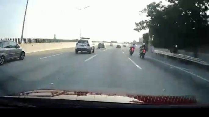 Motociclista se impacta contra muro de contención en Paso Exprés de Cuernavaca (Video)