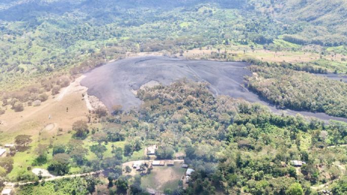 Volcán de lodo hace erupción en Colombia