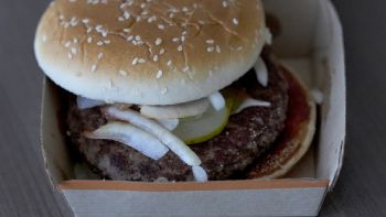 Asciende a 104 el número de casos de E. coli vinculado con hamburguesas de McDonald's