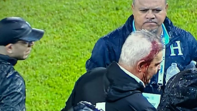 Descalabran al "Vasco" Aguirre al finalizar el partido México-Honduras (Videos)