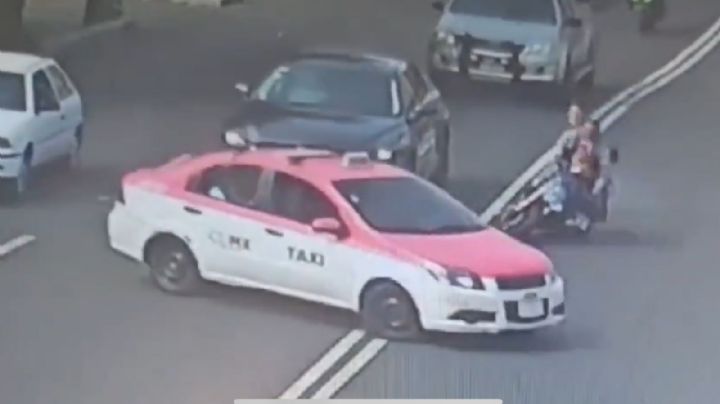 Taxista da vuelta prohibida y choca a familia que iba en una motocicleta; uno murió (Video)