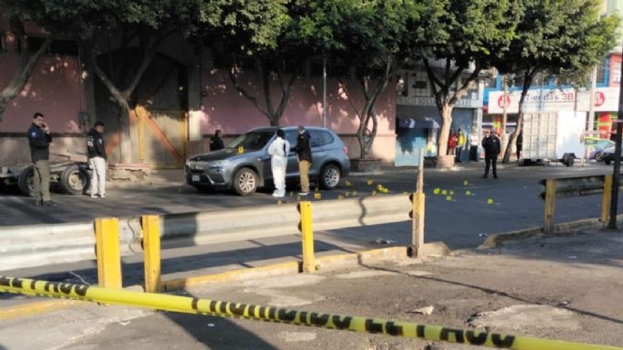 Ejecutan al conductor de una BMW en Iztacalco; una mujer resulta herida