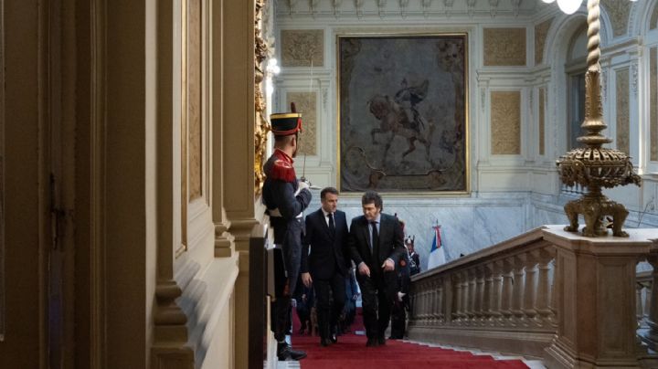 Milei recibe a Macron al ritmo de una marcha militar vinculada a la dictadura