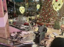 Camioneta cae del estacionamiento de un centro comercial y mata a un joven (Video)