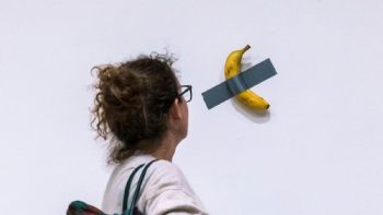 Cómo una banana con cinta adhesiva llegó a valuarse en un millón de dólares