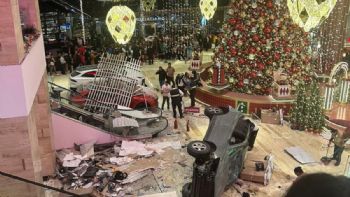 Camioneta cae del estacionamiento de un centro comercial y mata a un joven (Video)