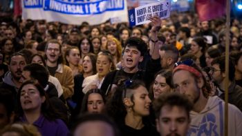 Decenas de miles de españoles protestan en Barcelona por altos costos de alquileres