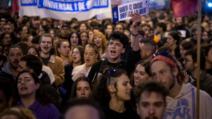 Decenas de miles de españoles protestan en Barcelona por altos costos de alquileres