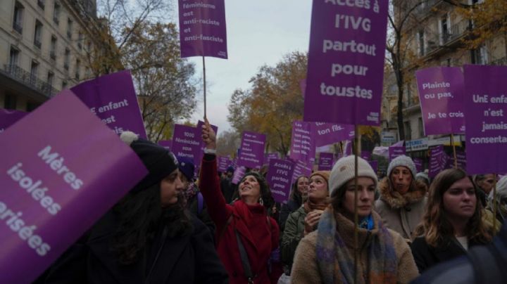 Miles protestan en Francia contra la violencia contra las mujeres