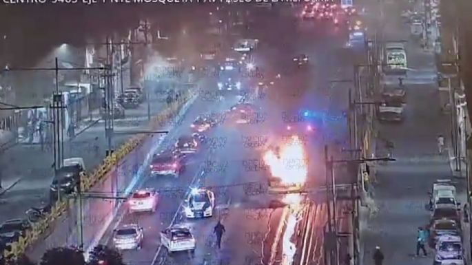 Se incendia un camión de RTP en el Eje Central Lázaro Cárdenas en CDMX (Video)