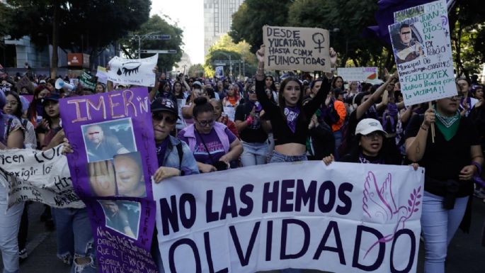 “No hemos llegado todas”, el mensaje de colectivos feministas a Sheinbaum en la marcha del 25N