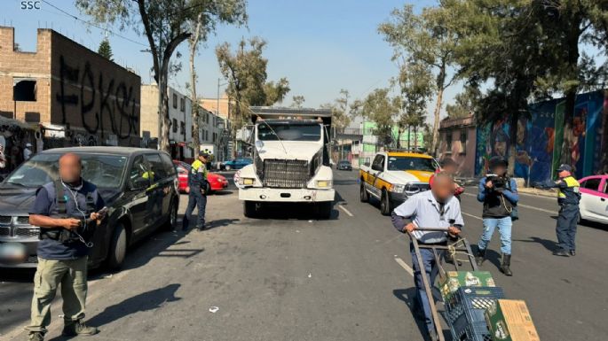 Chofer avienta camión de volteo a policías; lo detienen tras una persecución en Reforma (Video)