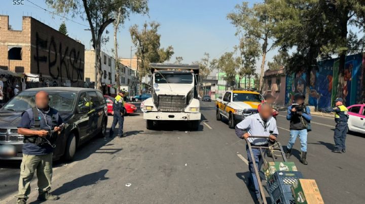 Chofer avienta camión de volteo a policías; lo detienen tras una persecución en Reforma (Video)