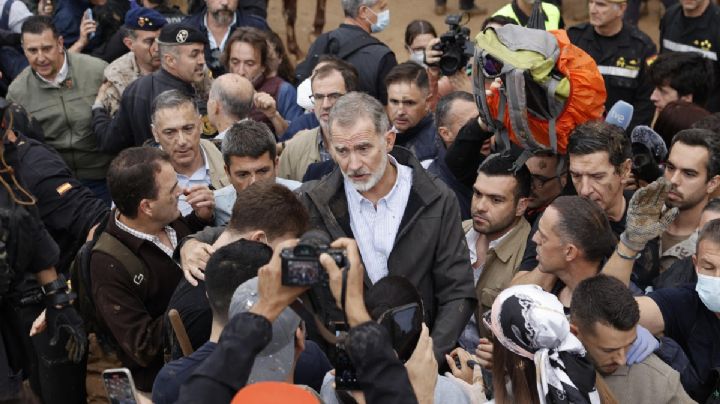 Afectados por las inundaciones en Valencia lanzan lodo al rey Felipe VI