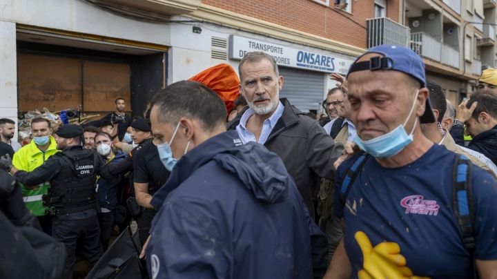 Supervivientes de inundaciones en España lanzan barro a la familia real y a autoridades del Gobierno