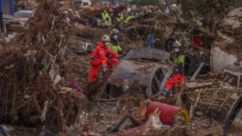 Aguaceros en Barcelona paralizan trenes mientras soldados buscan víctimas de crecidas en Valencia