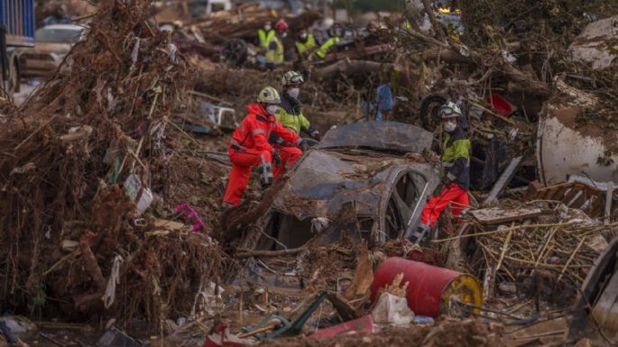 Aguaceros en Barcelona paralizan trenes mientras soldados buscan víctimas de crecidas en Valencia