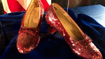 Zapatillas rubí de "El Mago de Oz" en venta casi 2 décadas después de robo