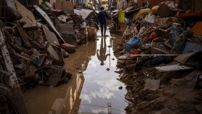 Una semana después de inundaciones en España, familias siguen buscando a seres queridos