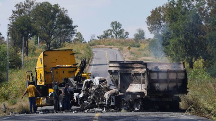 Atacan a policías y bloquean al menos cuatro carreteras en Michoacán