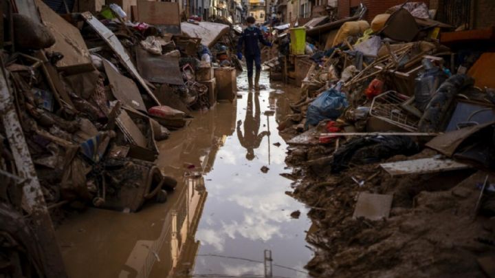 Una semana después de inundaciones en España, familias siguen buscando a seres queridos