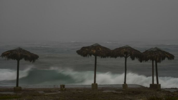 Huracán Rafael toca tierra en Cuba como potente tormenta de categoría 3 tras dejar sin luz a la isla