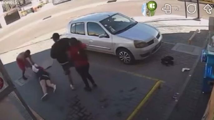 Le tomó una foto y segundos después el sujeto la atacó a golpes en Querétaro (Videos)